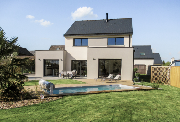 Façade arrière d'une maison neuve de 146 m² à Châteaubourg, toiture ardoise et piscine intégrée