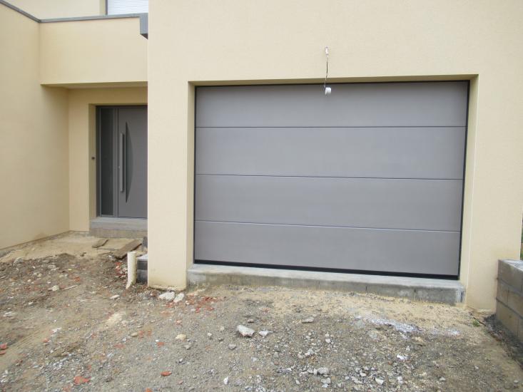 Détail d'une porte de garage sectionnelle