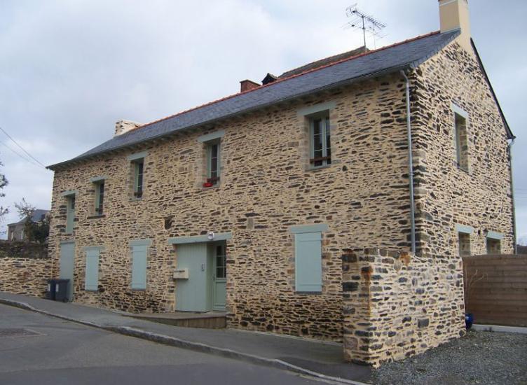 Rénovation d'un bâtiment en pierres vitré