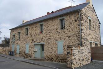 Rénovation d'un bâtiment en pierres vitré